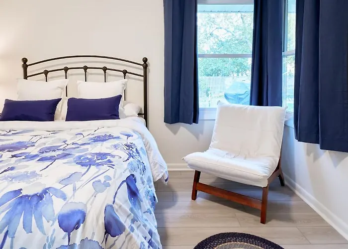 Сasa de vacaciones Spacious Retreat Fenced Yard & Patio Walk Downtown *