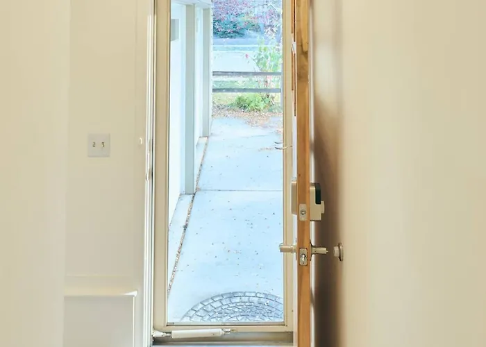 Сasa de vacaciones Spacious Retreat Fenced Yard & Patio Walk Downtown *