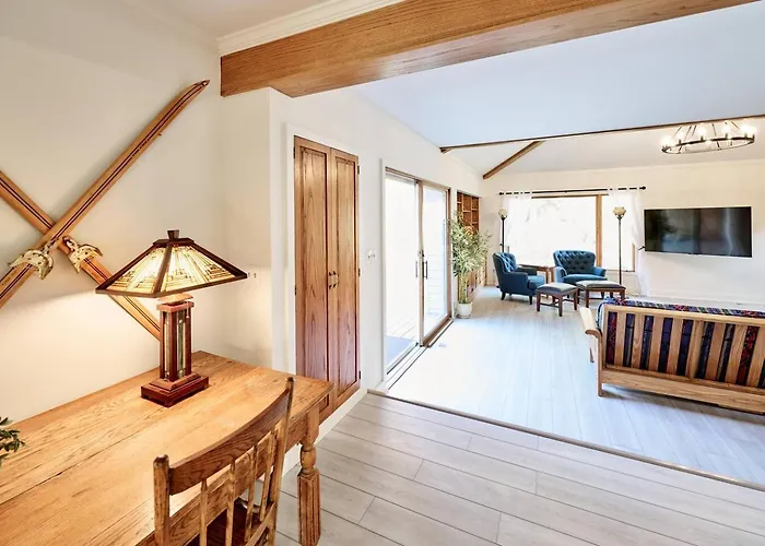 Сasa de vacaciones Spacious Retreat Fenced Yard & Patio Walk Downtown