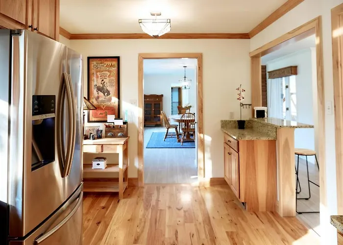Сasa de vacaciones Spacious Retreat Fenced Yard & Patio Walk Downtown