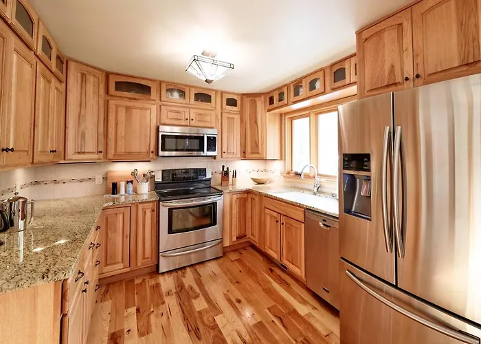 Spacious Retreat Fenced Yard & Patio Walk Downtown *