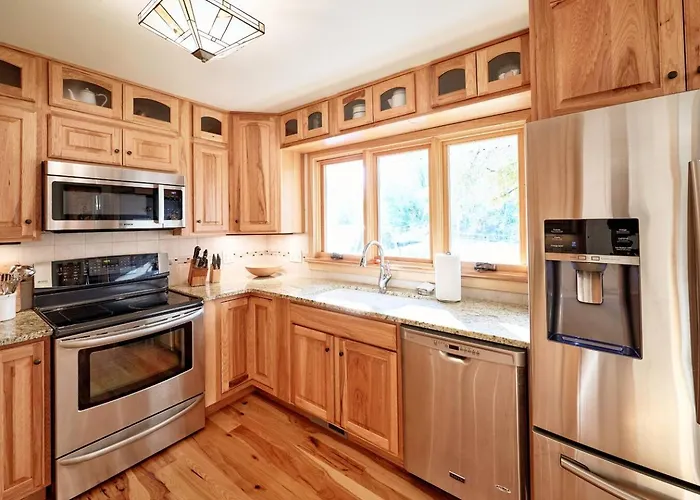 Spacious Retreat Fenced Yard & Patio Walk Downtown *