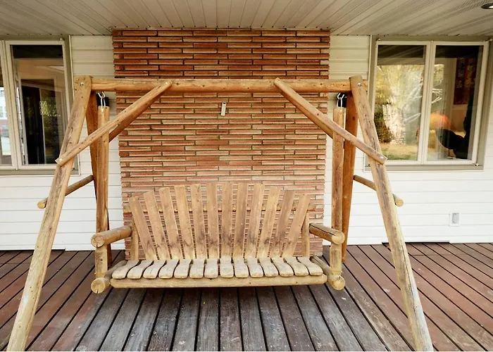 Spacious Retreat Fenced Yard & Patio Walk Downtown *