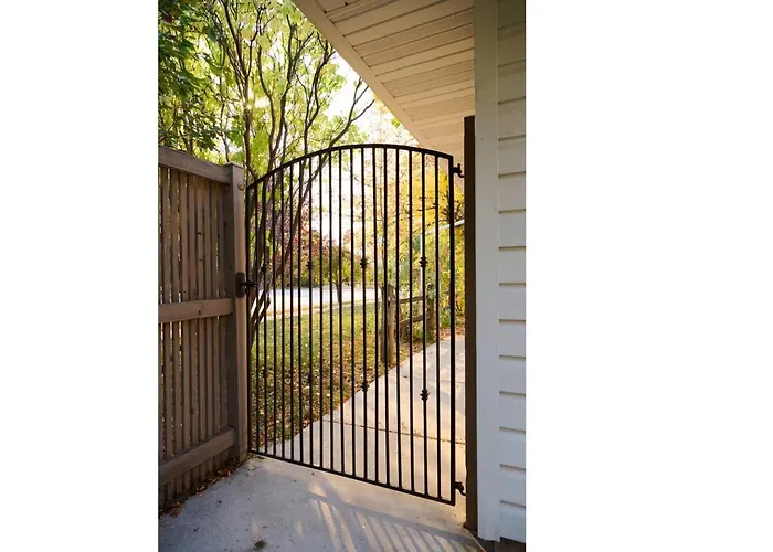 Spacious Retreat Fenced Yard & Patio Walk Downtown Сasa de vacaciones *