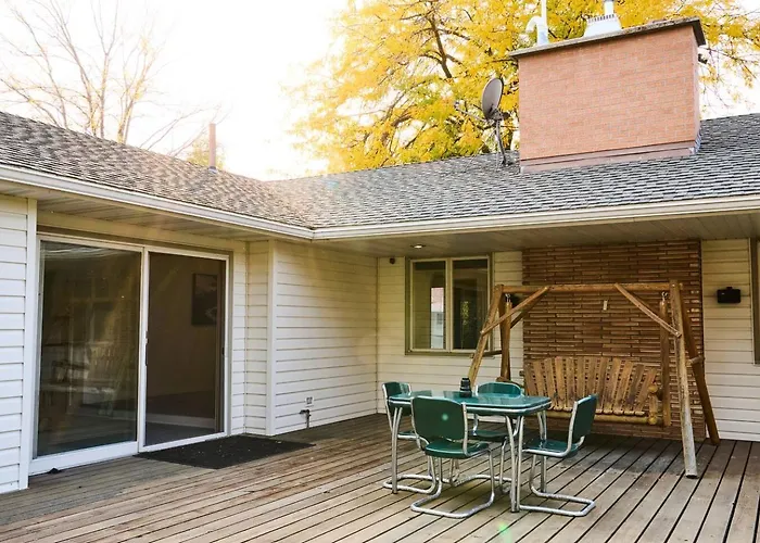 Spacious Retreat Fenced Yard & Patio Walk Downtown Сasa de vacaciones