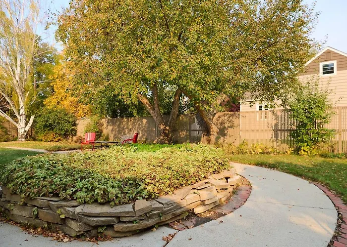 Spacious Retreat Fenced Yard & Patio Walk Downtown Сasa de vacaciones