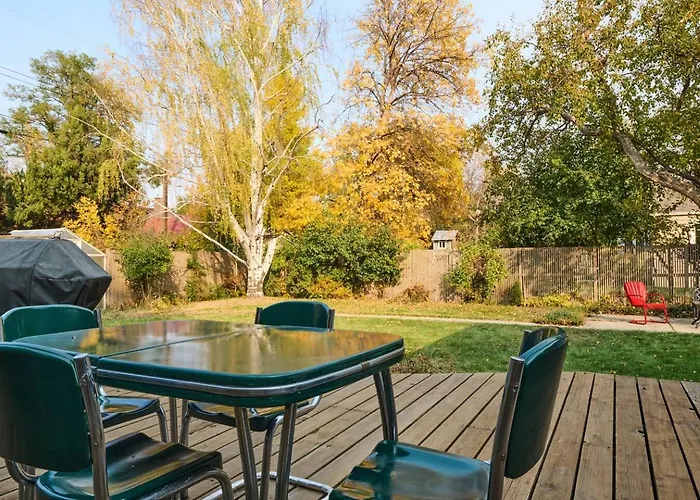 Spacious Retreat Fenced Yard & Patio Walk Downtown Сasa de vacaciones *