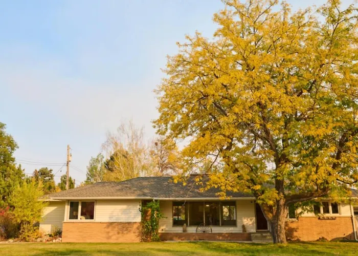 Сasa de vacaciones Spacious Retreat Fenced Yard & Patio Walk Downtown *